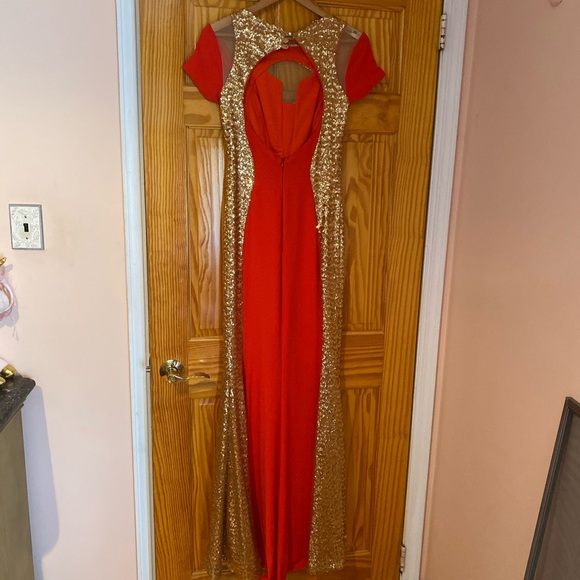 BEAUTIFUL READ DRESS 😩 - Picture 2 of 2